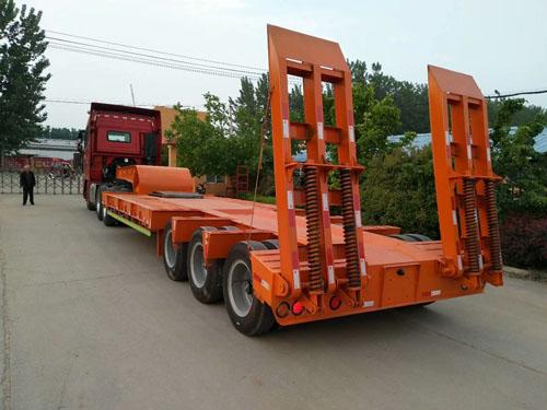 The low flatbed semi-trailer has no railing on the vehicle body and is widely used, mainly for medium and long-distance freight transportation