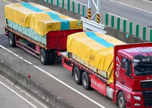 What are the differences between a full trailer and a semi-trailer, and which one is more suitable for transporting goods in sports cars?